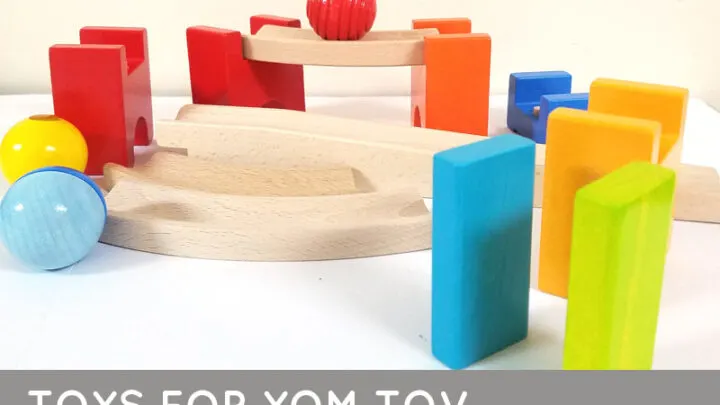 These 26 non-electronic toys and games include ideas for all ages! They are perfect for long yom tov and holiday afternnons, including Rosh Hashanah, sukkot, sukkos, and even yom kippur for little kids. You'll find cool toys appropriate to play on Pesach/Passover and Shavuot too.