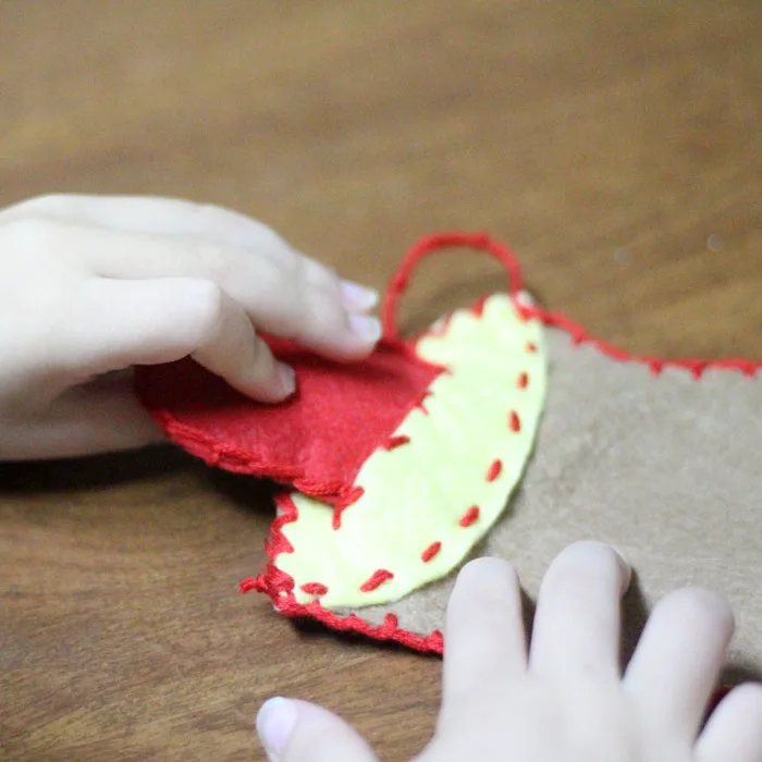I love this DIY felt rosh hashanah toy based on the tradition of dipping the apple in the honey on the Jewish High Holidays! Make this DIY fine motor toy for toddlers in honor of the Jewish new year.