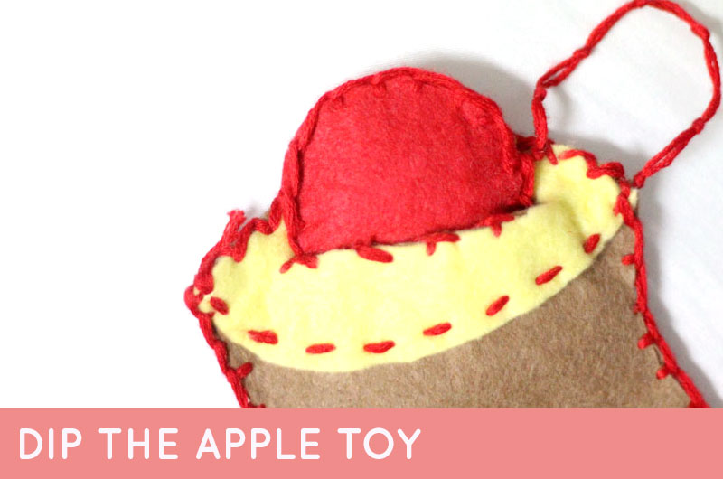 I love this DIY felt rosh hashanah toy based on the tradition of dipping the apple in the honey on the Jewish High Holidays! Make this DIY fine motor toy for toddlers in honor of the Jewish new year.