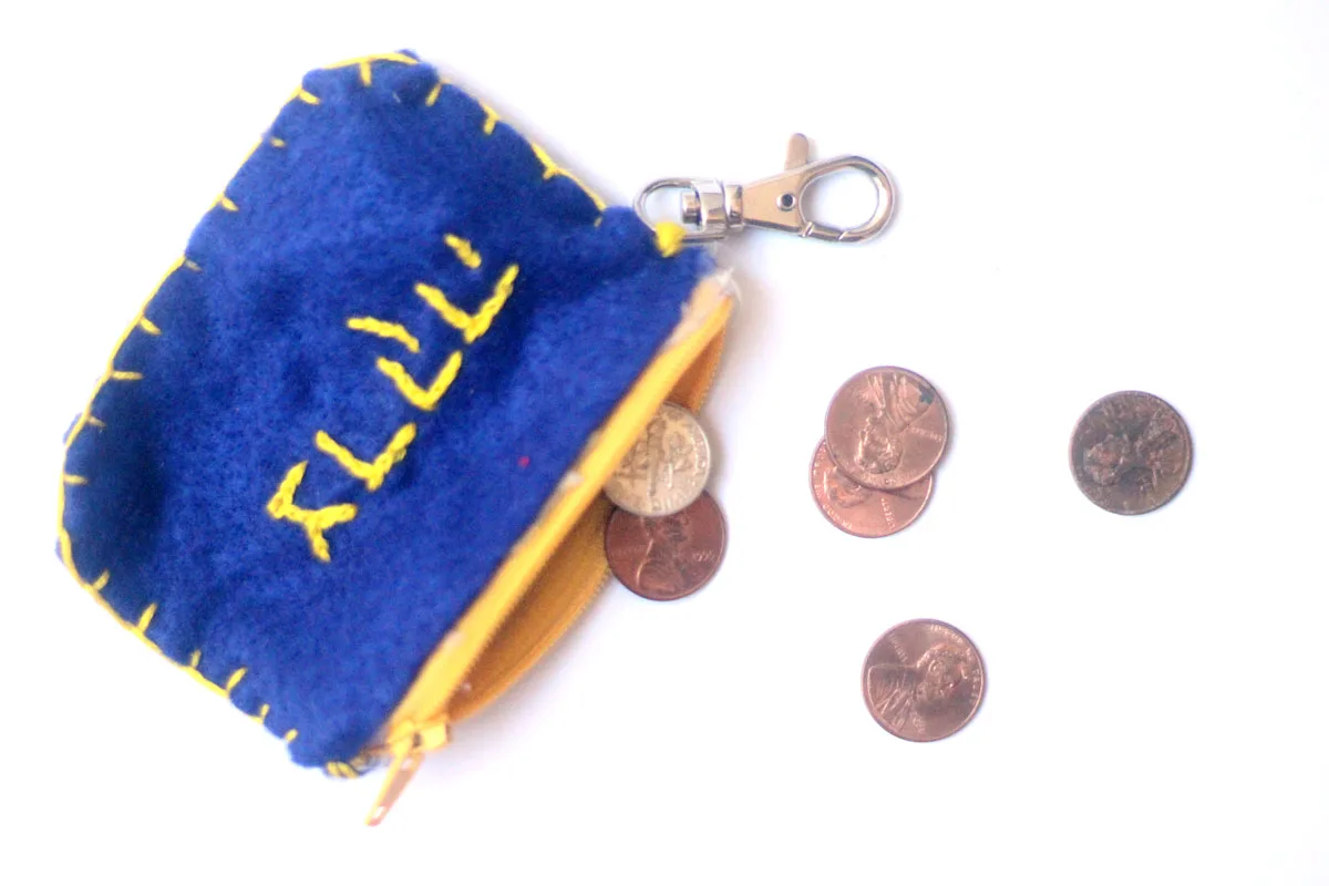 Make a DIY tzedakah pouch - an adorable Jewish kids craft that's perfect for back to school, to promote giving charity and kindness!