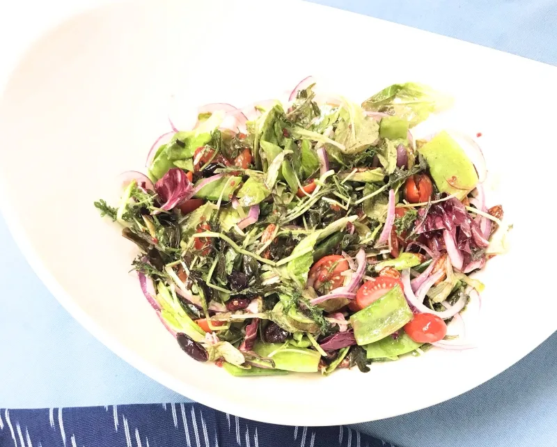 This crunchy snow pea salad will be a showstopper on your table! Try this delicious crunchy snow pea salad today! 