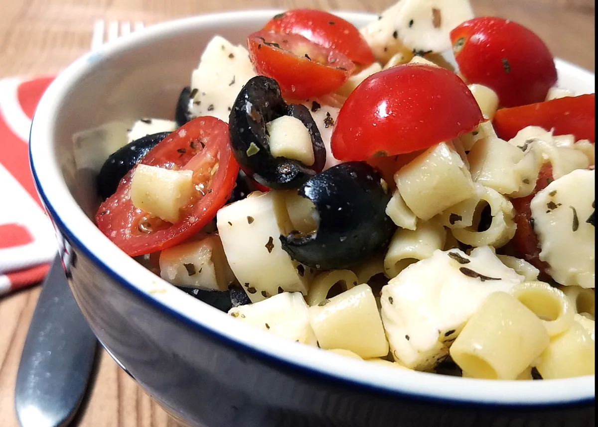 Make this delicious pasta caprese salad - a yummy pasta salad recipe that's Kosher, dairy and easy to make! It's kid-friendly and allergy safe too! #recipes #allergyfriendly #pasta #pastasalad #kidfriendly #allergysafe #kosher #kosherfood #kosherrecipe