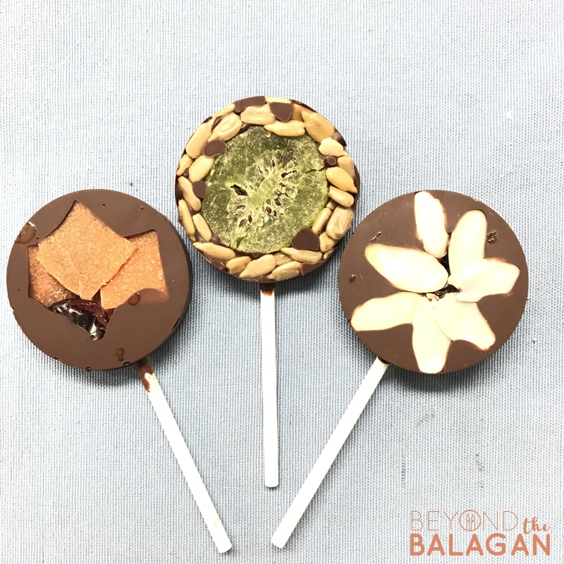 These dried fruit chocolate lollipops are the perfect thing to grace your table this Tu BeShvat. Dried fruit chocolate lollipops are a delicious and beautiful treat that your family will really enjoy! #chocolatelollipops #tubeshvat #foodcrafts