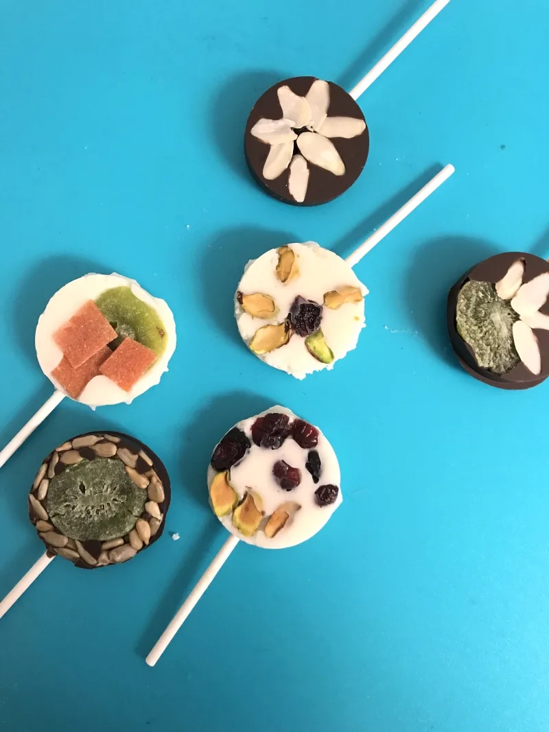 These dried fruit chocolate lollipops are the perfect thing to grace your table this Tu BeShvat. Dried fruit chocolate lollipops are a delicious and beautiful treat that your family will really enjoy! #chocolatelollipops #tubeshvat #foodcrafts