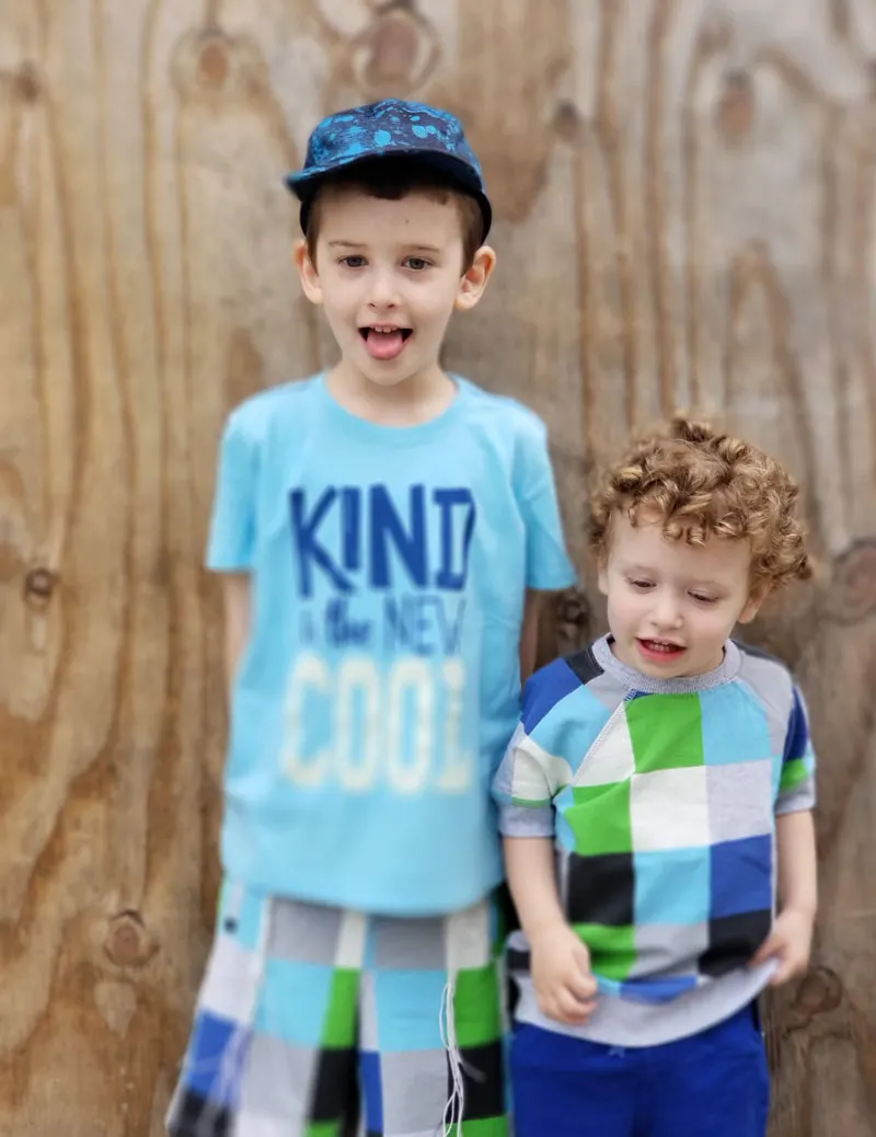 Check out these cool coordinating kids outfits - perfecty for a family photoshoot with siblings and boys!