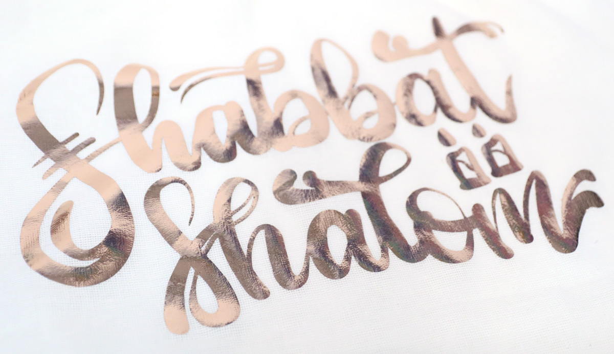 English shabbat shalom vinyl design in rose gold