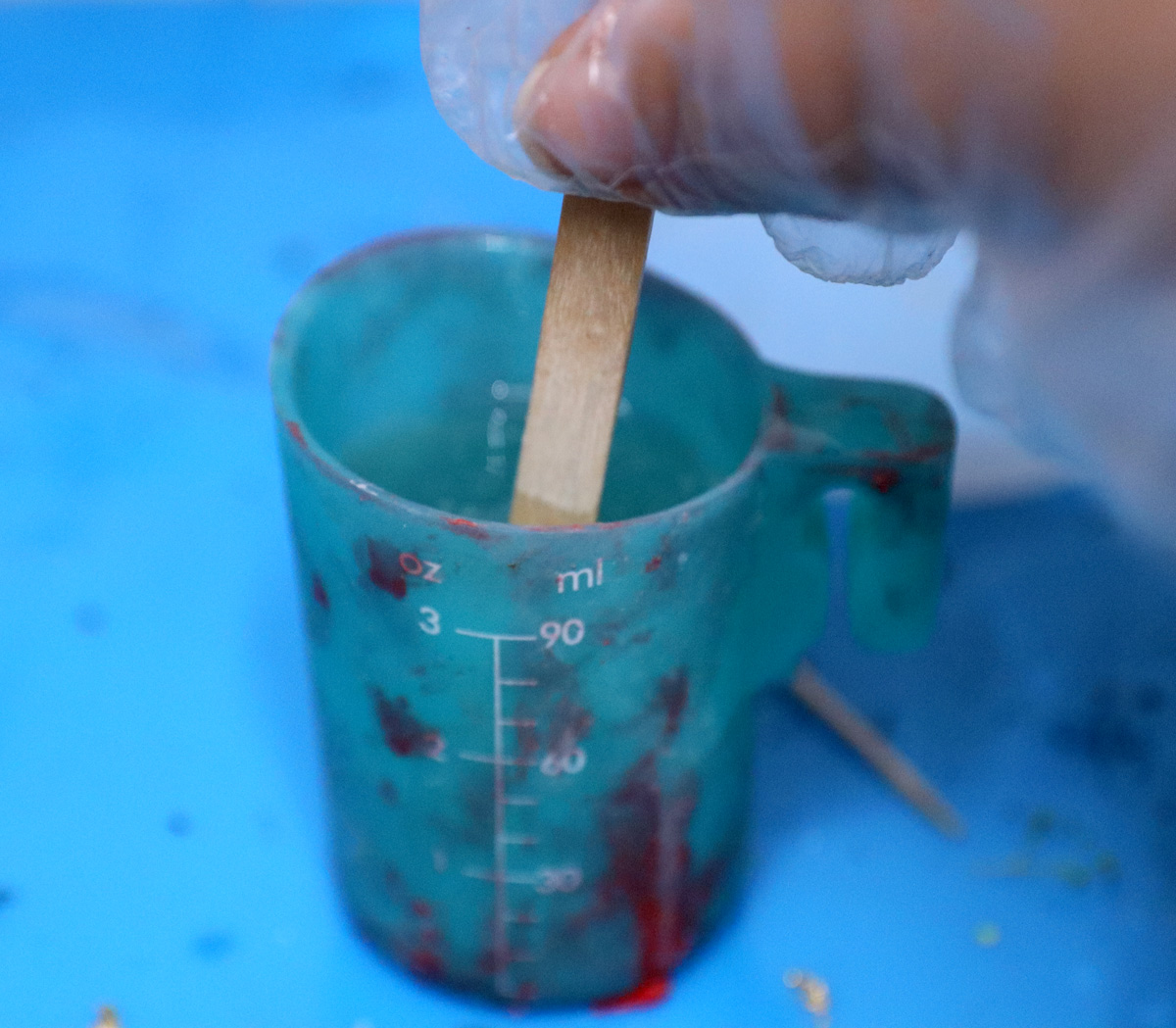 mixing the resin for the DIY sukkah suncatcher 